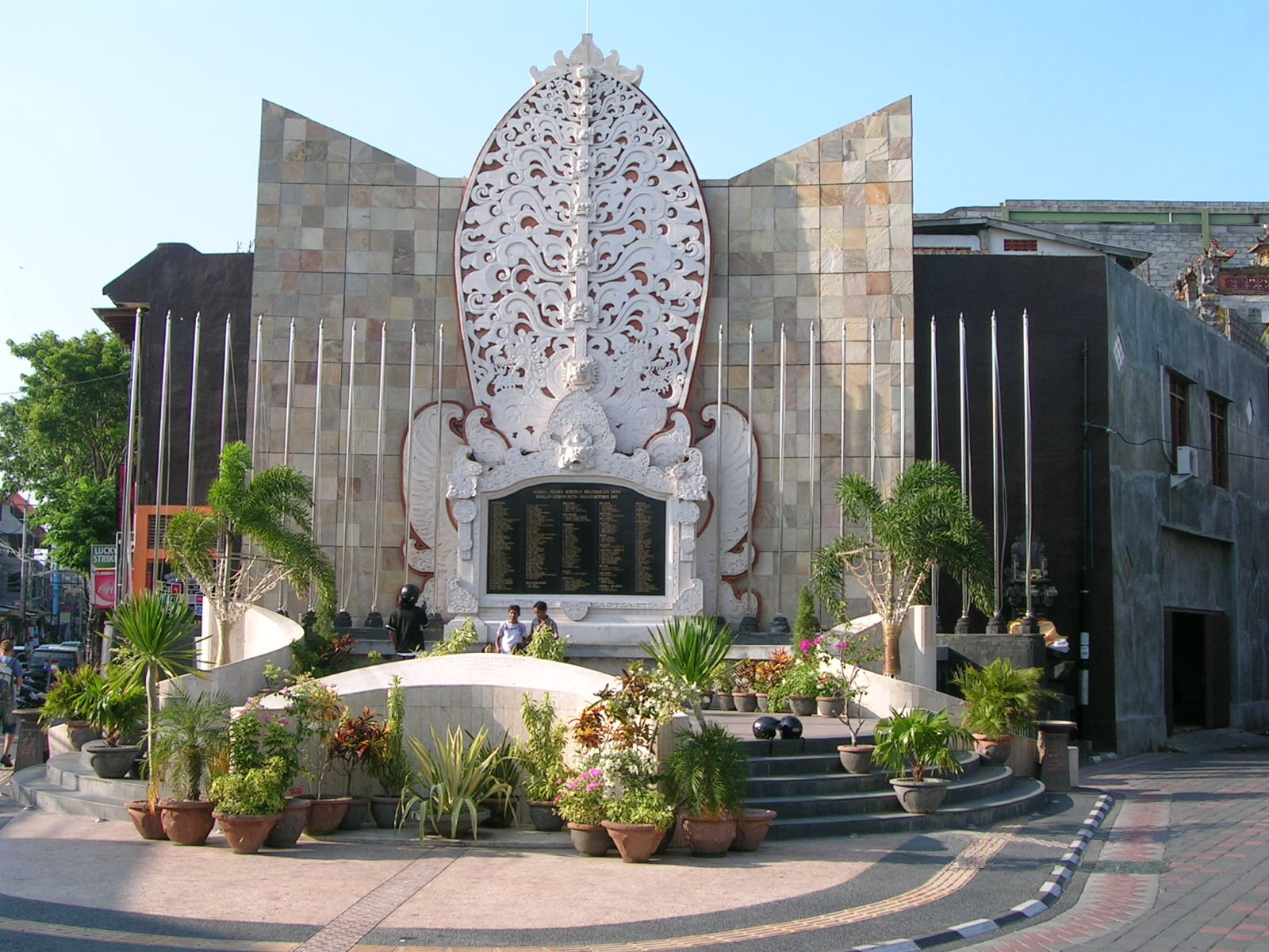 Monumen Ground Zero Bali di Kuta dengan relief batu dan daftar nama korban